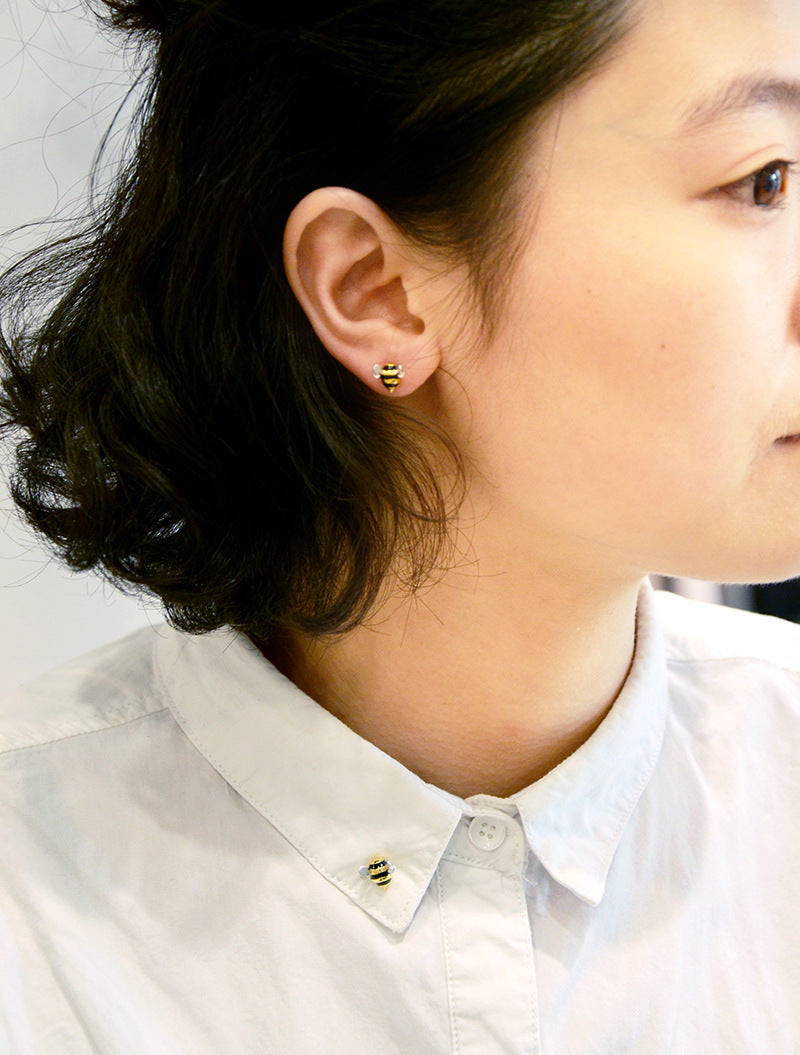 Bee stud earring
