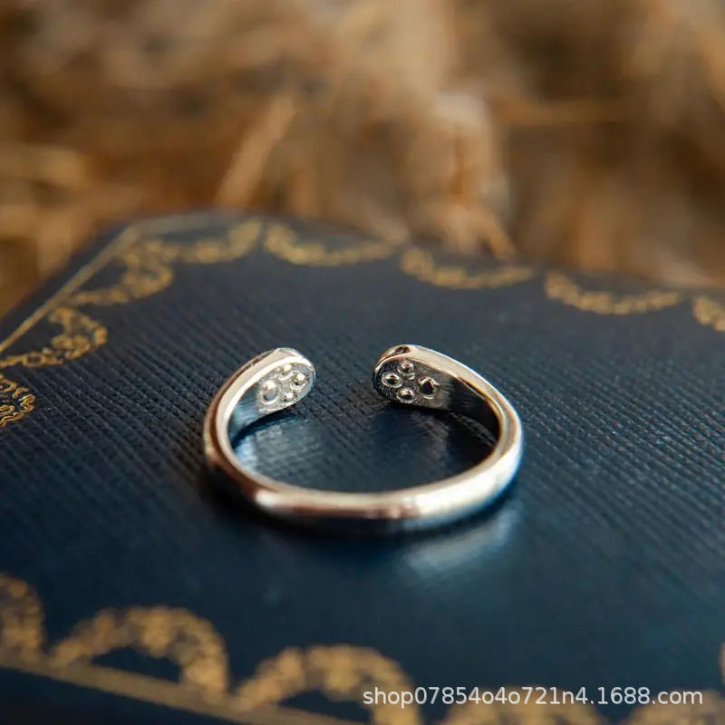 Cat's Paw Milk Trace Ring